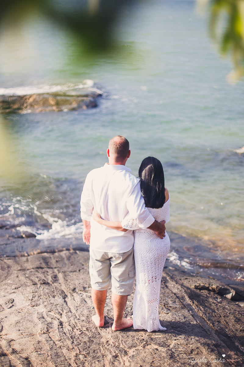 fotos feitas na Ilha do Frade, Vitória ES, Tássila Costa fotografia, removação de votos, ensaio de 20 anos de casamento, fotografia de casamento em vitória es, vix es, noivos lindos, poses para fotos de casal, o que vestir no ensaio fotográfico de casal