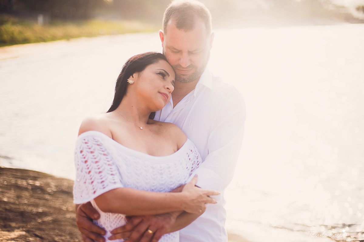 fotos feitas na Ilha do Frade, Vitória ES, Tássila Costa fotografia, removação de votos, ensaio de 20 anos de casamento, fotografia de casamento em vitória es, vix es, noivos lindos, poses para fotos de casal, o que vestir no ensaio fotográfico de casal