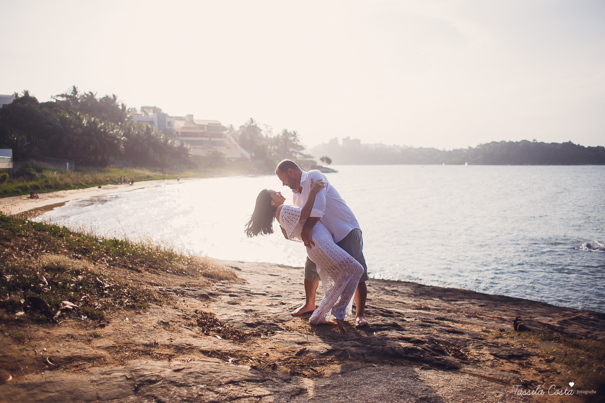 fotos feitas na Ilha do Frade, Vitória ES, Tássila Costa fotografia, removação de votos, ensaio de 20 anos de casamento, fotografia de casamento em vitória es, vix es, noivos lindos, poses para fotos de casal, o que vestir no ensaio fotográfico de casal