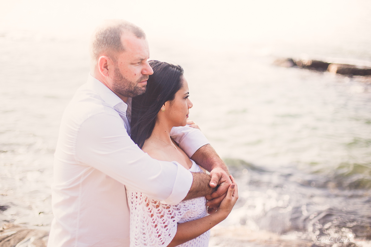 fotos feitas na Ilha do Frade, Vitória ES, Tássila Costa fotografia, removação de votos, ensaio de 20 anos de casamento, fotografia de casamento em vitória es, vix es, noivos lindos, poses para fotos de casal, o que vestir no ensaio fotográfico de casal