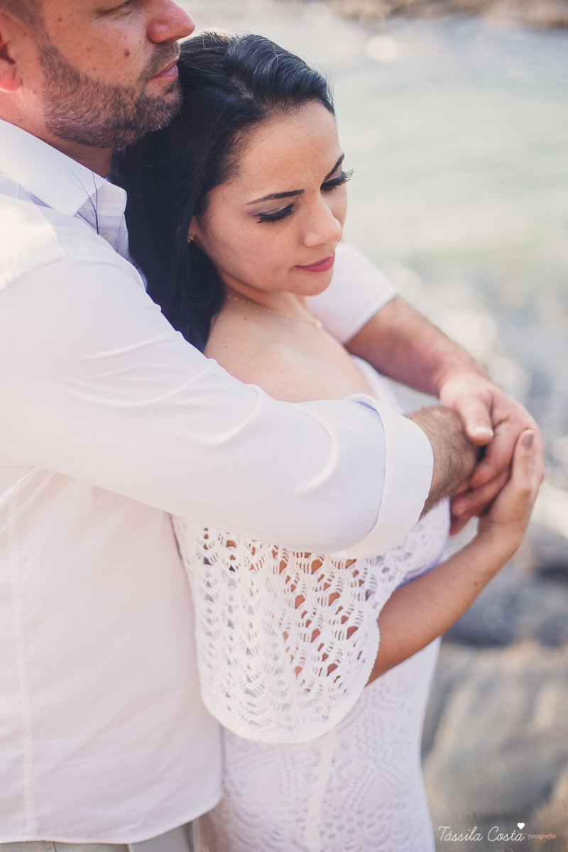 fotos feitas na Ilha do Frade, Vitória ES, Tássila Costa fotografia, removação de votos, ensaio de 20 anos de casamento, fotografia de casamento em vitória es, vix es, noivos lindos, poses para fotos de casal, o que vestir no ensaio fotográfico de casal
