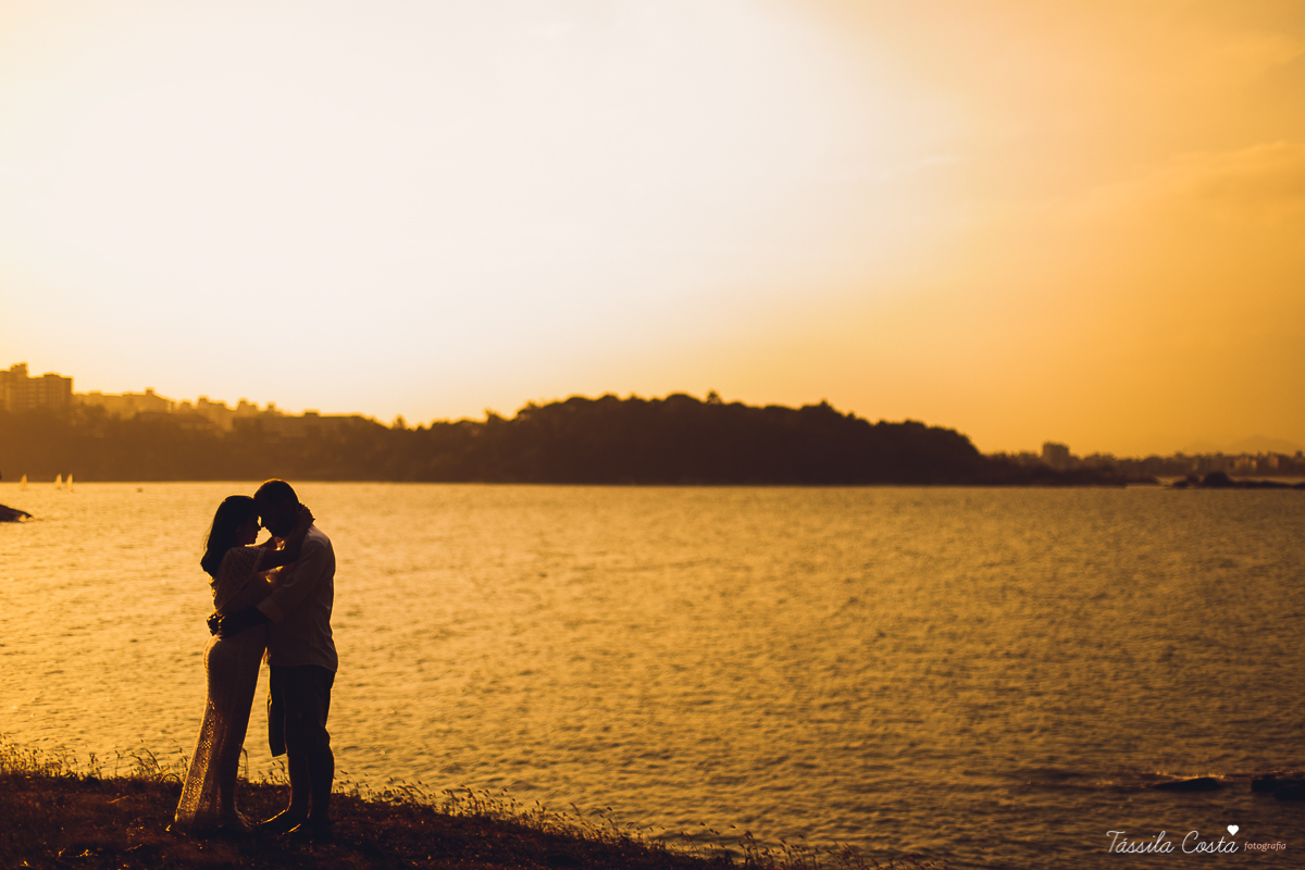fotos feitas na Ilha do Frade, Vitória ES, Tássila Costa fotografia, removação de votos, ensaio de 20 anos de casamento, fotografia de casamento em vitória es, vix es, noivos lindos, poses para fotos de casal, o que vestir no ensaio fotográfico de casal