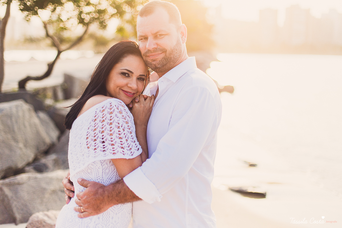 fotos feitas na Ilha do Frade, Vitória ES, Tássila Costa fotografia, removação de votos, ensaio de 20 anos de casamento, fotografia de casamento em vitória es, vix es, noivos lindos, poses para fotos de casal, o que vestir no ensaio fotográfico de casal