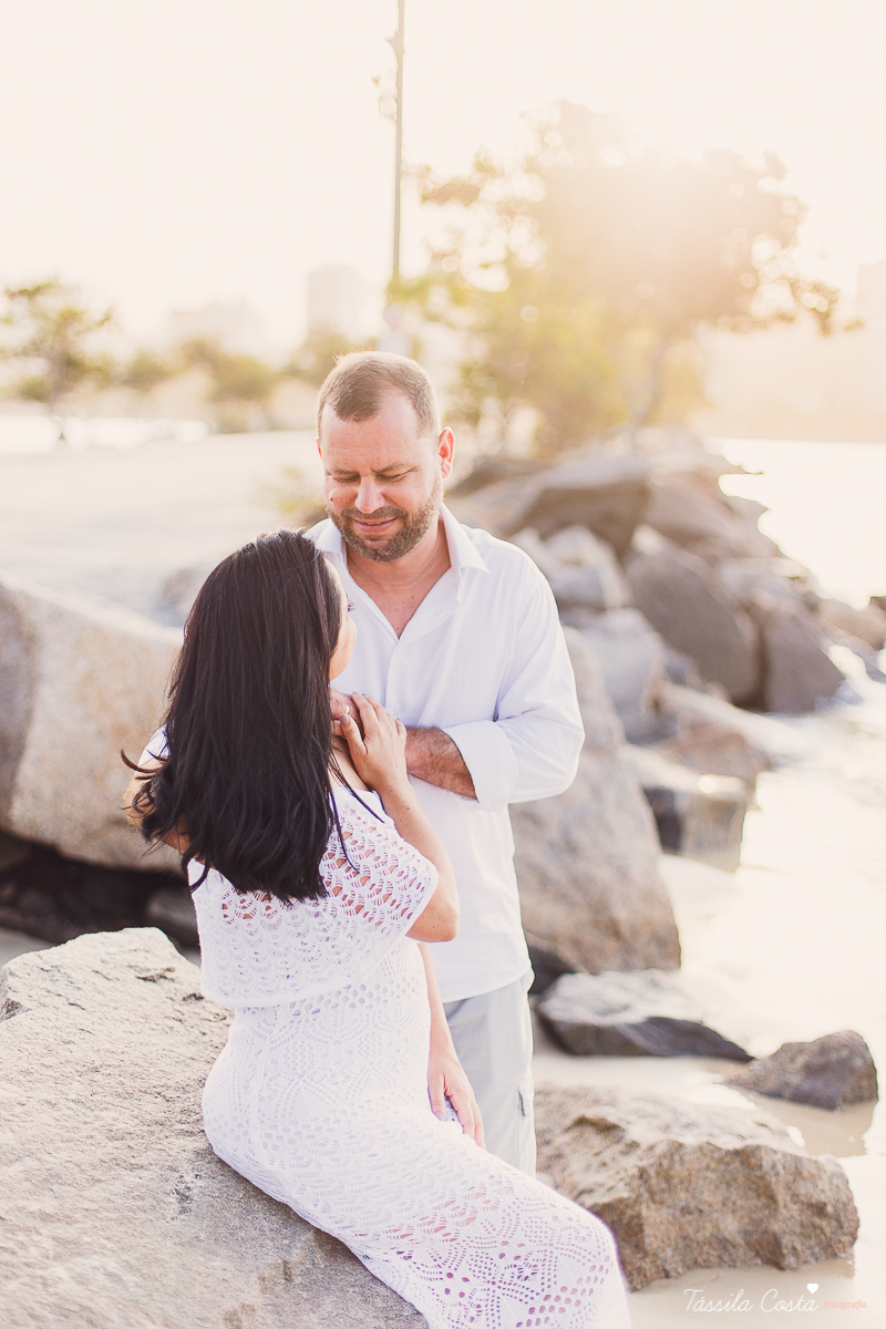 fotos feitas na Ilha do Frade, Vitória ES, Tássila Costa fotografia, removação de votos, ensaio de 20 anos de casamento, fotografia de casamento em vitória es, vix es, noivos lindos, poses para fotos de casal, o que vestir no ensaio fotográfico de casal