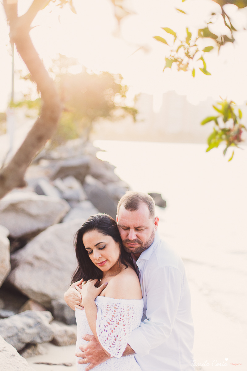 fotos feitas na Ilha do Frade, Vitória ES, Tássila Costa fotografia, removação de votos, ensaio de 20 anos de casamento, fotografia de casamento em vitória es, vix es, noivos lindos, poses para fotos de casal, o que vestir no ensaio fotográfico de casal
