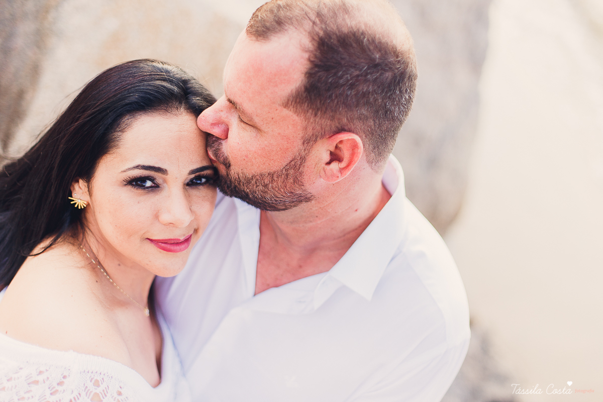 fotos feitas na Ilha do Frade, Vitória ES, Tássila Costa fotografia, removação de votos, ensaio de 20 anos de casamento, fotografia de casamento em vitória es, vix es, noivos lindos, poses para fotos de casal, o que vestir no ensaio fotográfico de casal