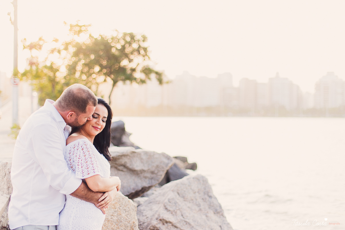 fotos feitas na Ilha do Frade, Vitória ES, Tássila Costa fotografia, removação de votos, ensaio de 20 anos de casamento, fotografia de casamento em vitória es, vix es, noivos lindos, poses para fotos de casal, o que vestir no ensaio fotográfico de casal