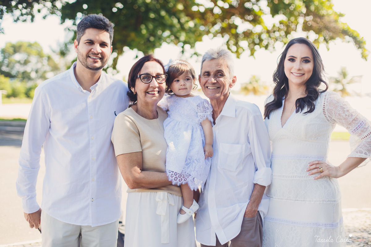 Batizado da Maya, na Capela Marítima na Prainha, em Vila Velha - ES, fotos de batizado na Praia da Costa, Maya e família, tássila costa fotografia, fotos de batismo no ES, look lindo para o dia do batismo