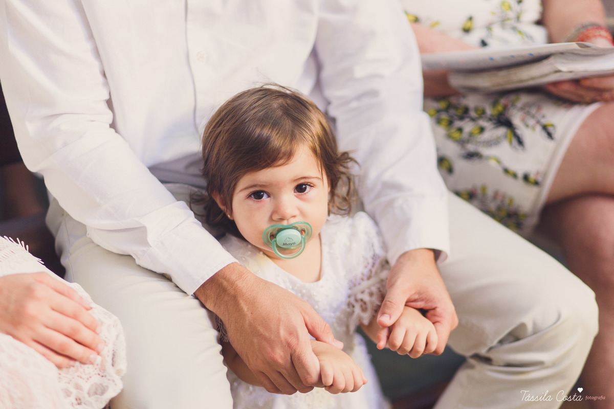 Batizado da Maya, na Capela Marítima na Prainha, em Vila Velha - ES, fotos de batizado na Praia da Costa, Maya e família, tássila costa fotografia, fotos de batismo no ES, look lindo para o dia do batismo