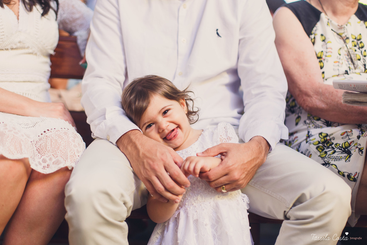 Batizado da Maya, na Capela Marítima na Prainha, em Vila Velha - ES, fotos de batizado na Praia da Costa, Maya e família, tássila costa fotografia, fotos de batismo no ES, look lindo para o dia do batismo