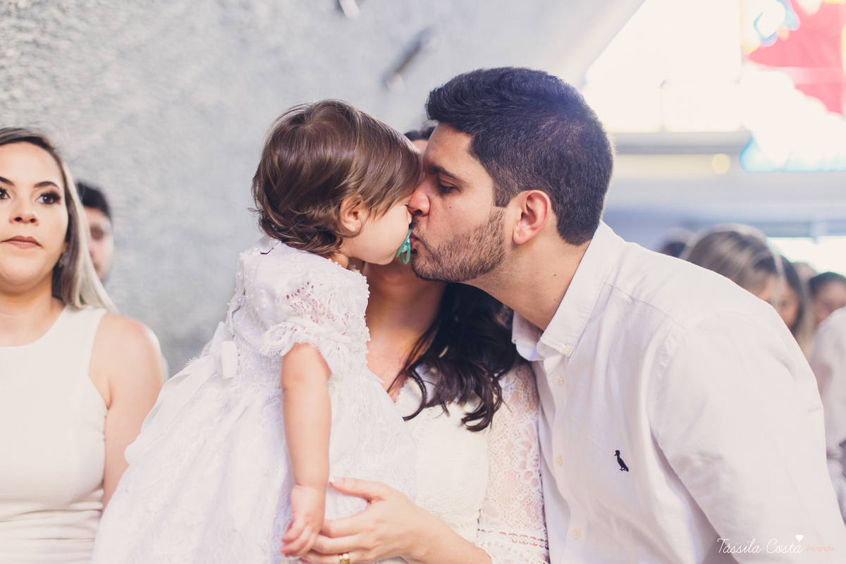 Batizado da Maya, na Capela Marítima na Prainha, em Vila Velha - ES, fotos de batizado na Praia da Costa, Maya e família, tássila costa fotografia, fotos de batismo no ES, look lindo para o dia do batismo