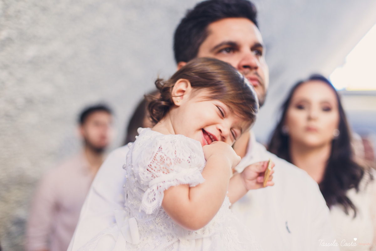 Batizado da Maya, na Capela Marítima na Prainha, em Vila Velha - ES, fotos de batizado na Praia da Costa, Maya e família, tássila costa fotografia, fotos de batismo no ES, look lindo para o dia do batismo