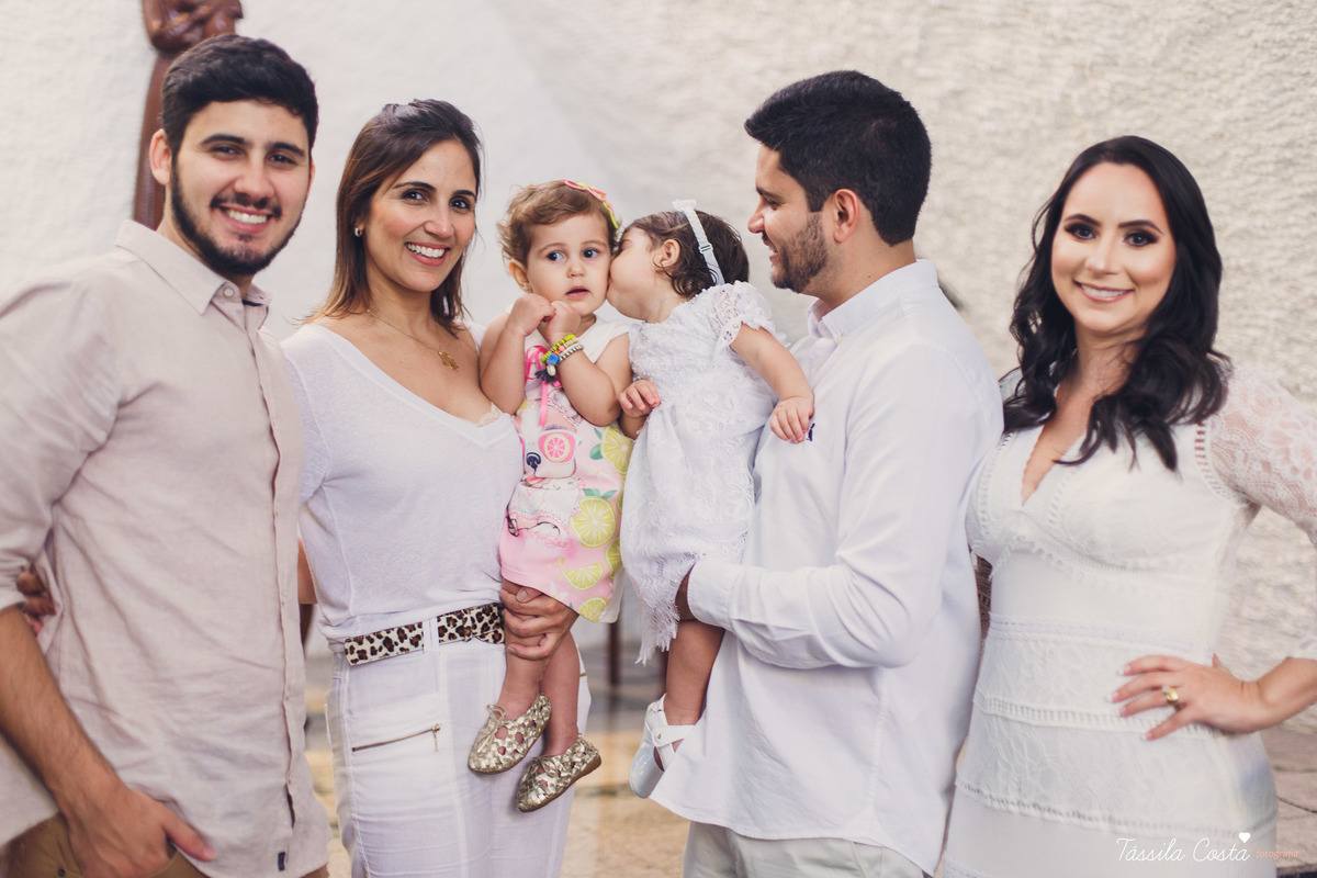 Batizado da Maya, na Capela Marítima na Prainha, em Vila Velha - ES, fotos de batizado na Praia da Costa, Maya e família, tássila costa fotografia, fotos de batismo no ES, look lindo para o dia do batismo