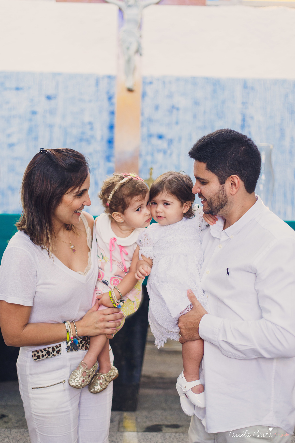 Batizado da Maya, na Capela Marítima na Prainha, em Vila Velha - ES, fotos de batizado na Praia da Costa, Maya e família, tássila costa fotografia, fotos de batismo no ES, look lindo para o dia do batismo