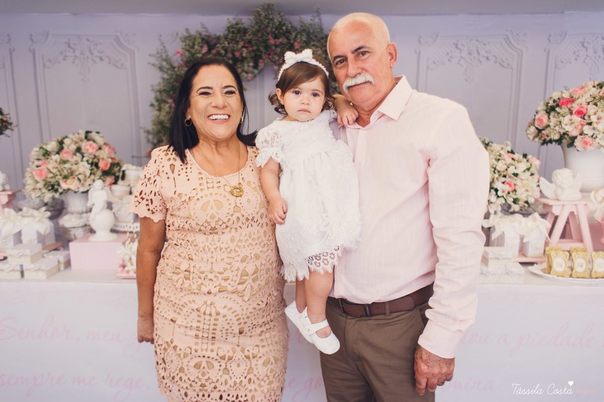 Batizado da Maya, na Capela Marítima na Prainha, em Vila Velha - ES, fotos de batizado na Praia da Costa, Maya e família, tássila costa fotografia, fotos de batismo no ES, look lindo para o dia do batismo