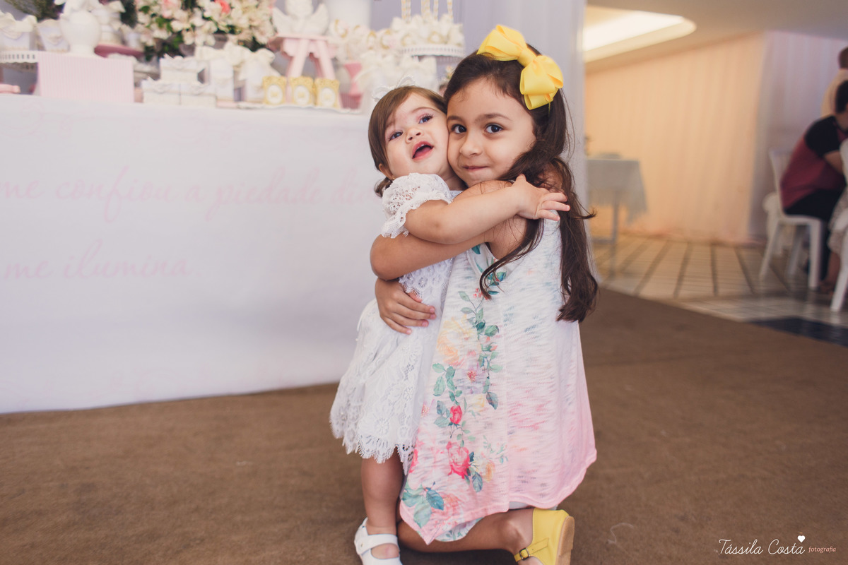 Batizado da Maya, na Capela Marítima na Prainha, em Vila Velha - ES, fotos de batizado na Praia da Costa, Maya e família, tássila costa fotografia, fotos de batismo no ES, look lindo para o dia do batismo