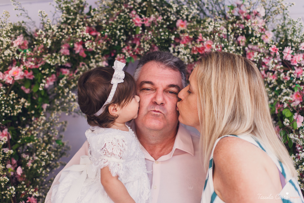 Batizado da Maya, na Capela Marítima na Prainha, em Vila Velha - ES, fotos de batizado na Praia da Costa, Maya e família, tássila costa fotografia, fotos de batismo no ES, look lindo para o dia do batismo