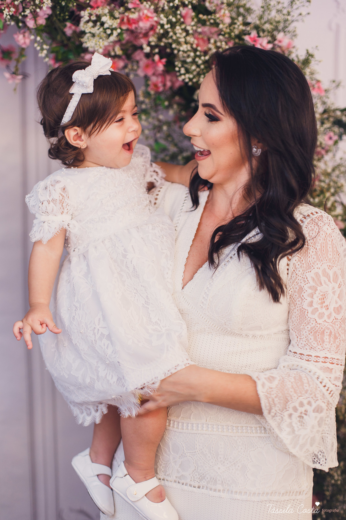 Batizado da Maya, na Capela Marítima na Prainha, em Vila Velha - ES, fotos de batizado na Praia da Costa, Maya e família, tássila costa fotografia, fotos de batismo no ES, look lindo para o dia do batismo