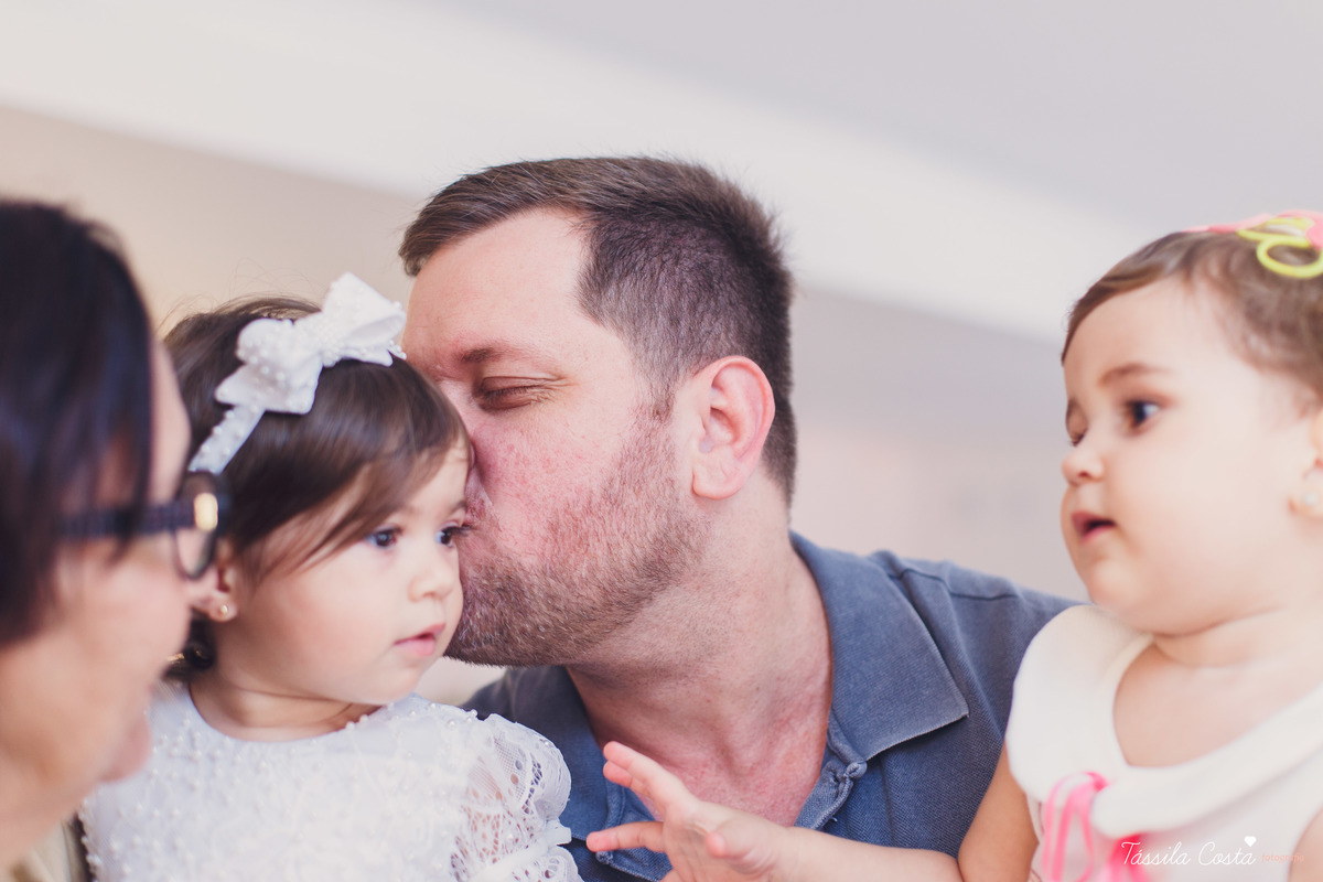 Batizado da Maya, na Capela Marítima na Prainha, em Vila Velha - ES, fotos de batizado na Praia da Costa, Maya e família, tássila costa fotografia, fotos de batismo no ES, look lindo para o dia do batismo