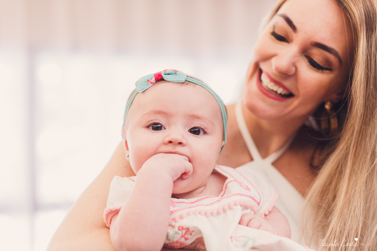 Batizado da Maya, na Capela Marítima na Prainha, em Vila Velha - ES, fotos de batizado na Praia da Costa, Maya e família, tássila costa fotografia, fotos de batismo no ES, look lindo para o dia do batismo