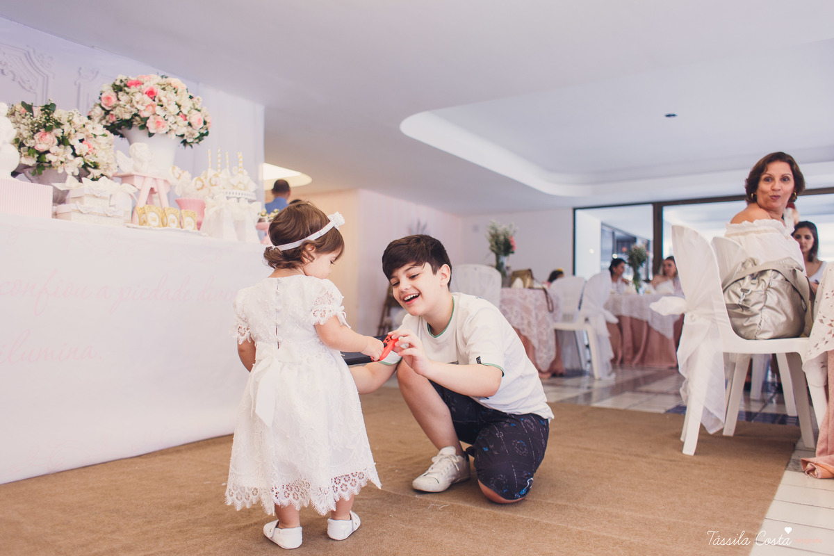 Batizado da Maya, na Capela Marítima na Prainha, em Vila Velha - ES, fotos de batizado na Praia da Costa, Maya e família, tássila costa fotografia, fotos de batismo no ES, look lindo para o dia do batismo