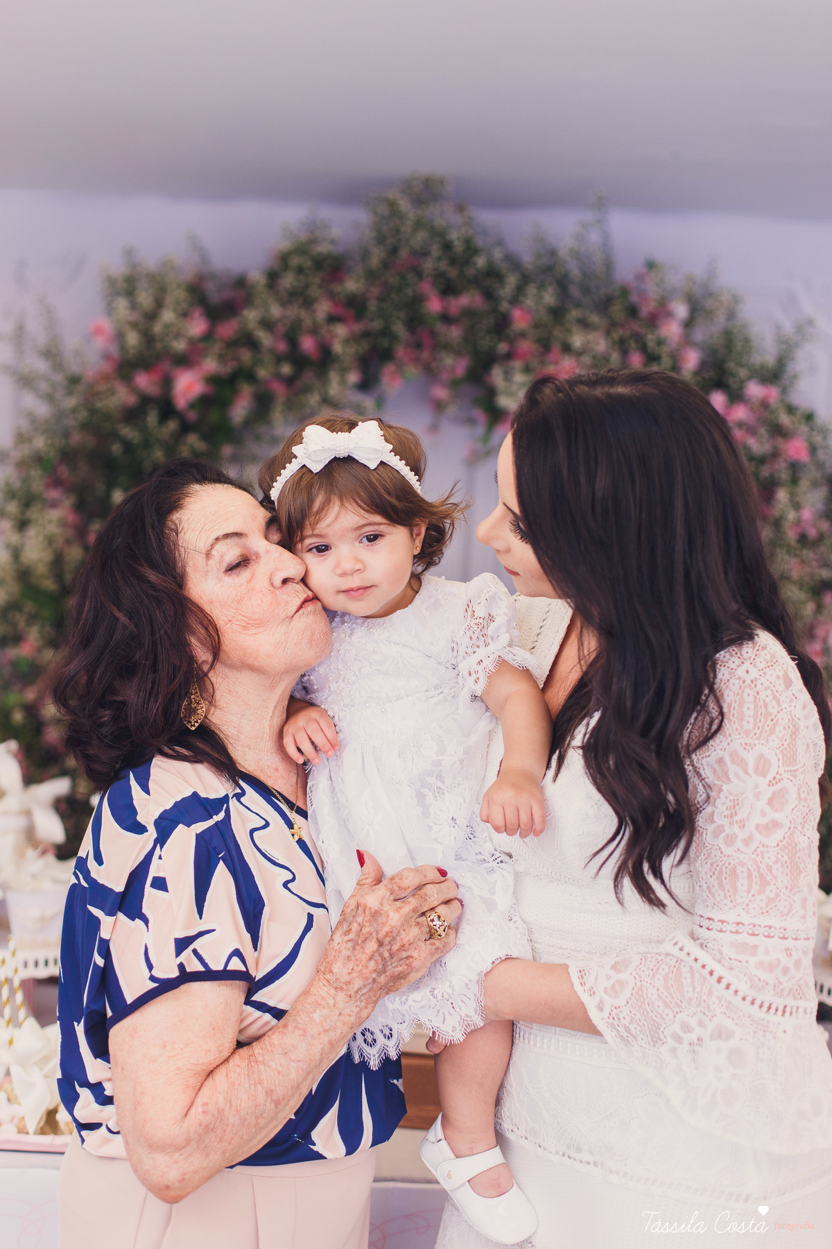 Batizado da Maya, na Capela Marítima na Prainha, em Vila Velha - ES, fotos de batizado na Praia da Costa, Maya e família, tássila costa fotografia, fotos de batismo no ES, look lindo para o dia do batismo