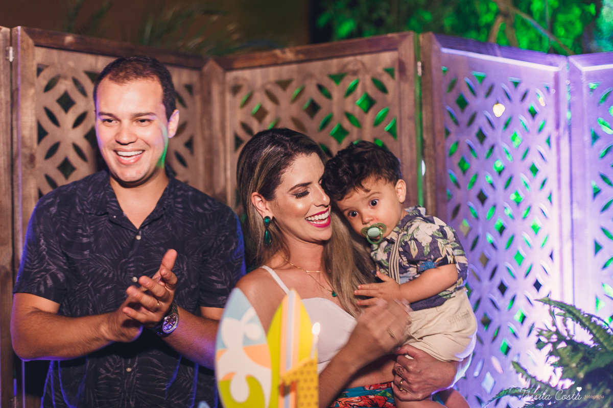 festa de aniversário tema Praia, festa de aniversário em Ponta da Fruta, Vila Velha ES, aniversário no quintal de casa, festa de menino, filho único, look lindo para aniversário durante o dia, aniversariante com look Zara, Shopping Vila Velha, tema Praia