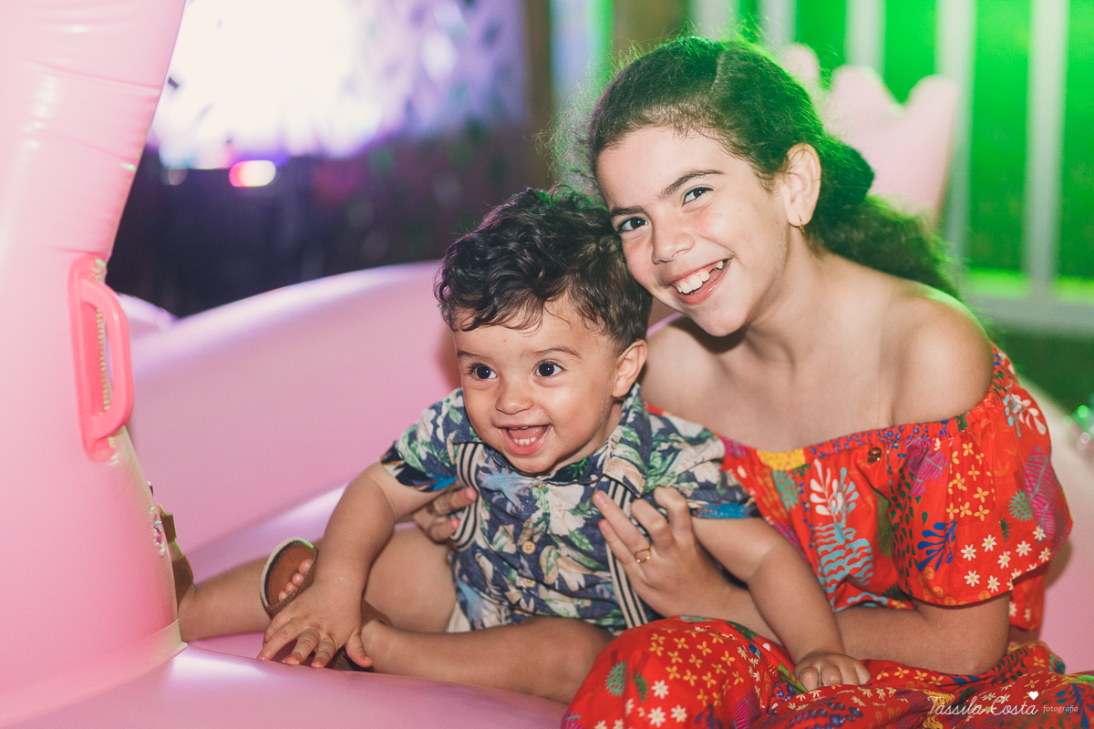 festa de aniversário tema Praia, festa de aniversário em Ponta da Fruta, Vila Velha ES, aniversário no quintal de casa, festa de menino, filho único, look lindo para aniversário durante o dia, aniversariante com look Zara, Shopping Vila Velha, tema Praia