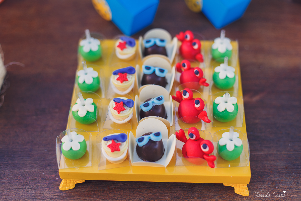 festa de aniversário tema Praia, festa de aniversário em Ponta da Fruta, Vila Velha ES, aniversário no quintal de casa, festa de menino, filho único, look lindo para aniversário durante o dia, aniversariante com look Zara, Shopping Vila Velha, tema Praia