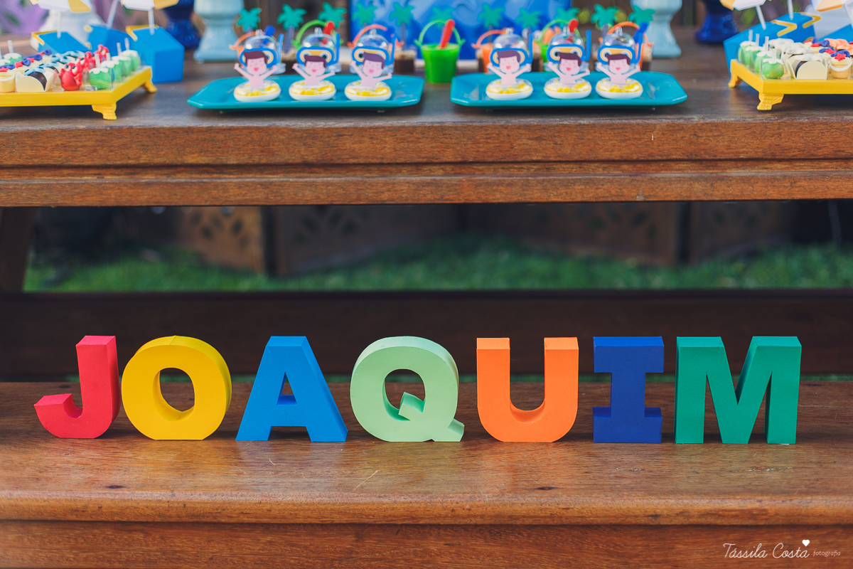 festa de aniversário tema Praia, festa de aniversário em Ponta da Fruta, Vila Velha ES, aniversário no quintal de casa, festa de menino, filho único, look lindo para aniversário durante o dia, aniversariante com look Zara, Shopping Vila Velha, tema Praia