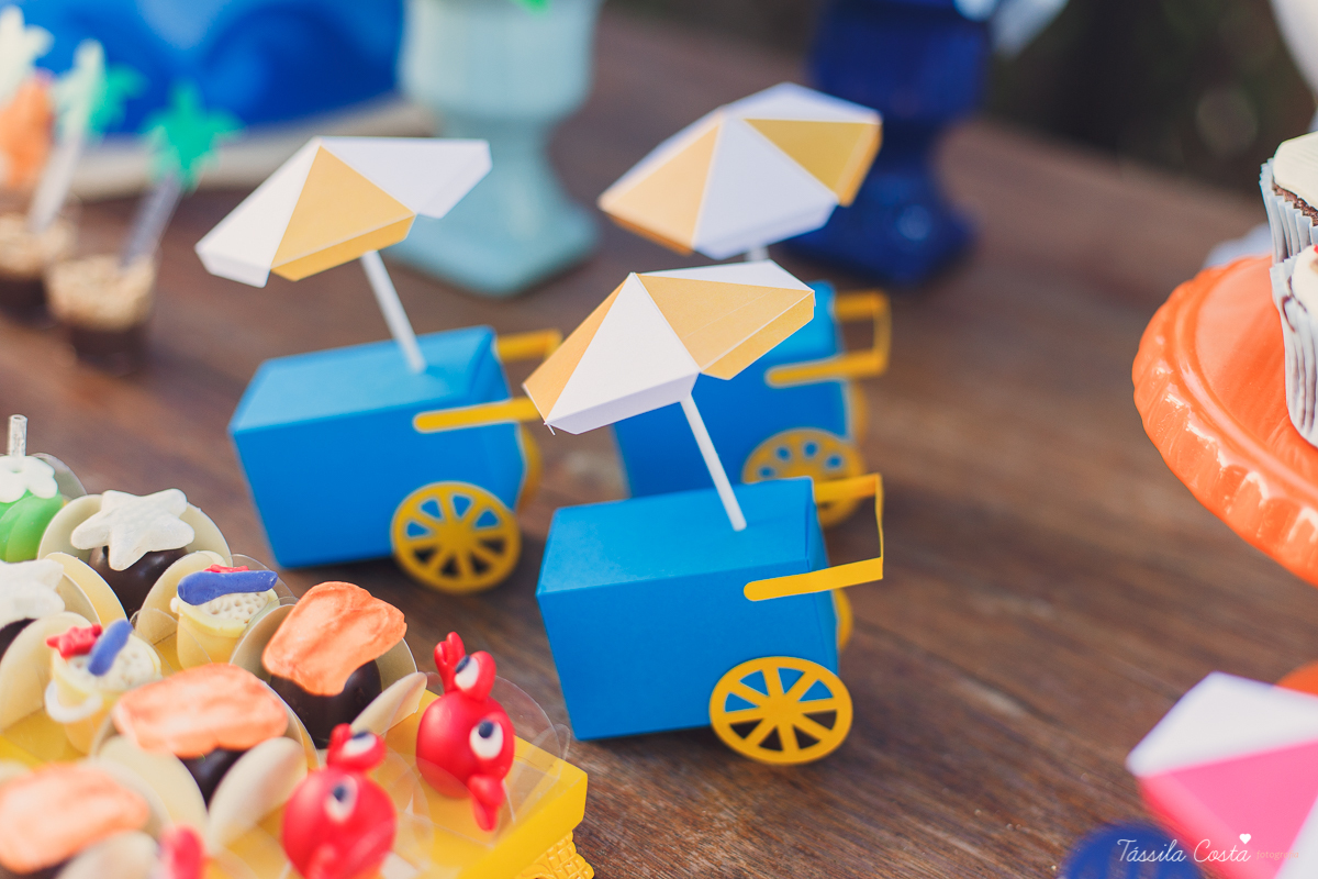 festa de aniversário tema Praia, festa de aniversário em Ponta da Fruta, Vila Velha ES, aniversário no quintal de casa, festa de menino, filho único, look lindo para aniversário durante o dia, aniversariante com look Zara, Shopping Vila Velha, tema Praia