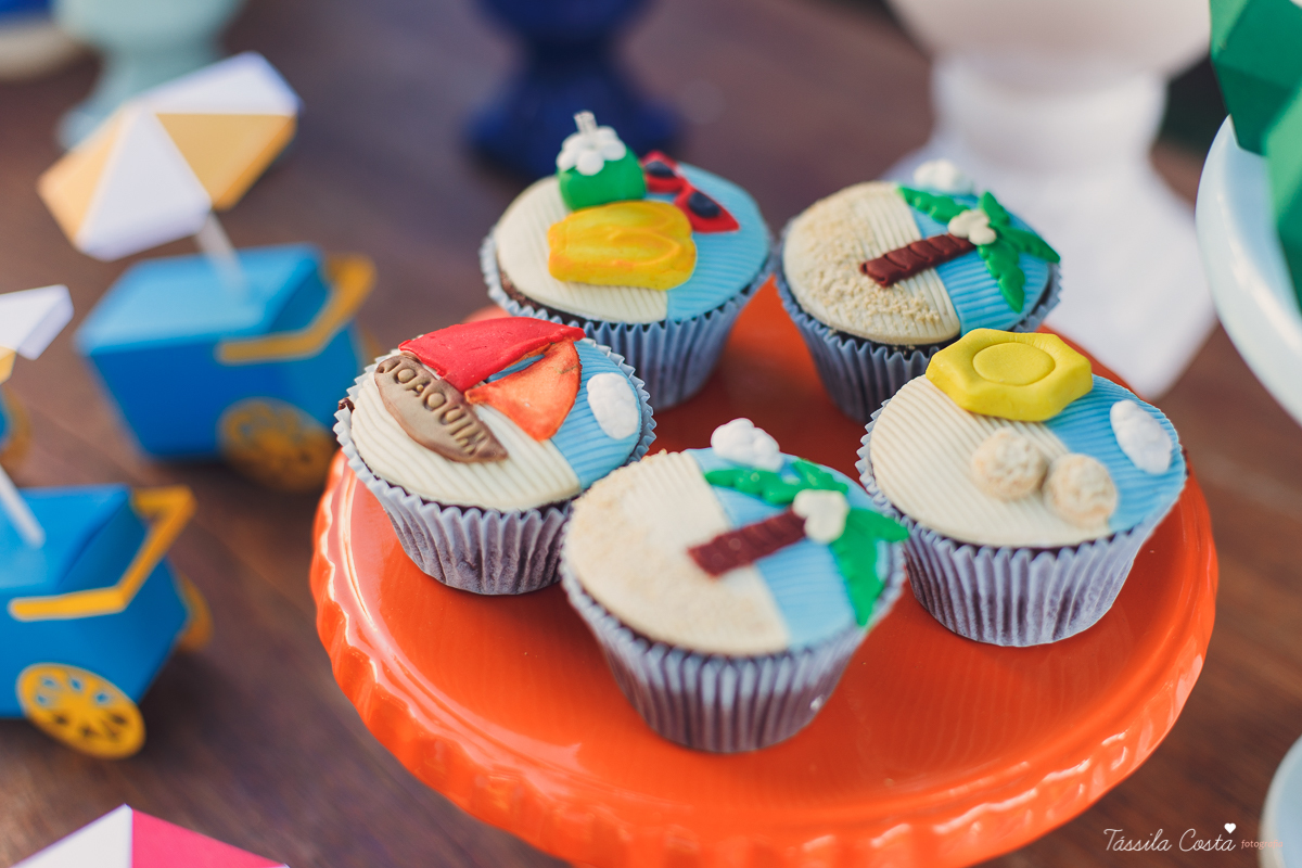 festa de aniversário tema Praia, festa de aniversário em Ponta da Fruta, Vila Velha ES, aniversário no quintal de casa, festa de menino, filho único, look lindo para aniversário durante o dia, aniversariante com look Zara, Shopping Vila Velha, tema Praia