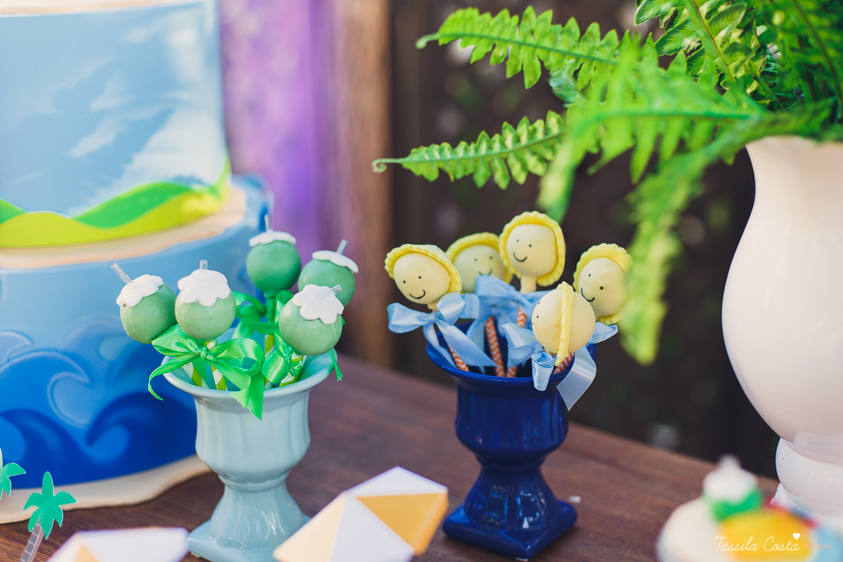 festa de aniversário tema Praia, festa de aniversário em Ponta da Fruta, Vila Velha ES, aniversário no quintal de casa, festa de menino, filho único, look lindo para aniversário durante o dia, aniversariante com look Zara, Shopping Vila Velha, tema Praia