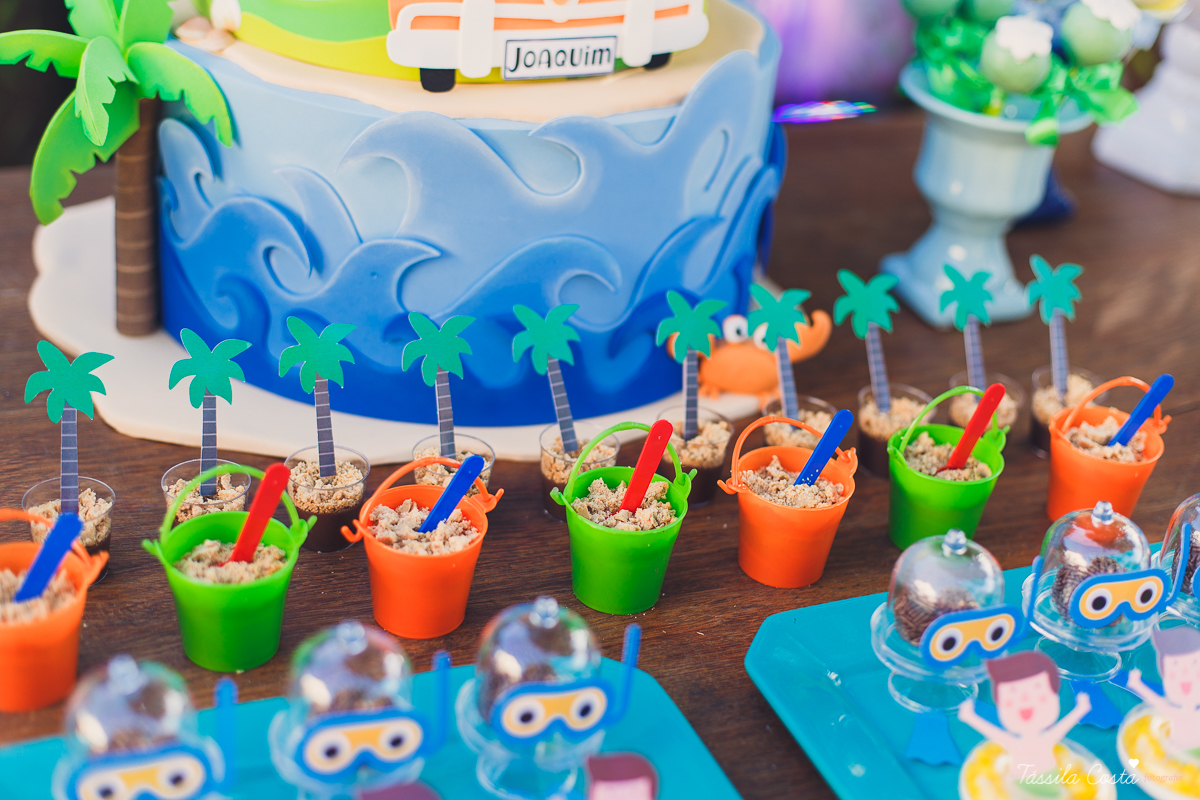 festa de aniversário tema Praia, festa de aniversário em Ponta da Fruta, Vila Velha ES, aniversário no quintal de casa, festa de menino, filho único, look lindo para aniversário durante o dia, aniversariante com look Zara, Shopping Vila Velha, tema Praia