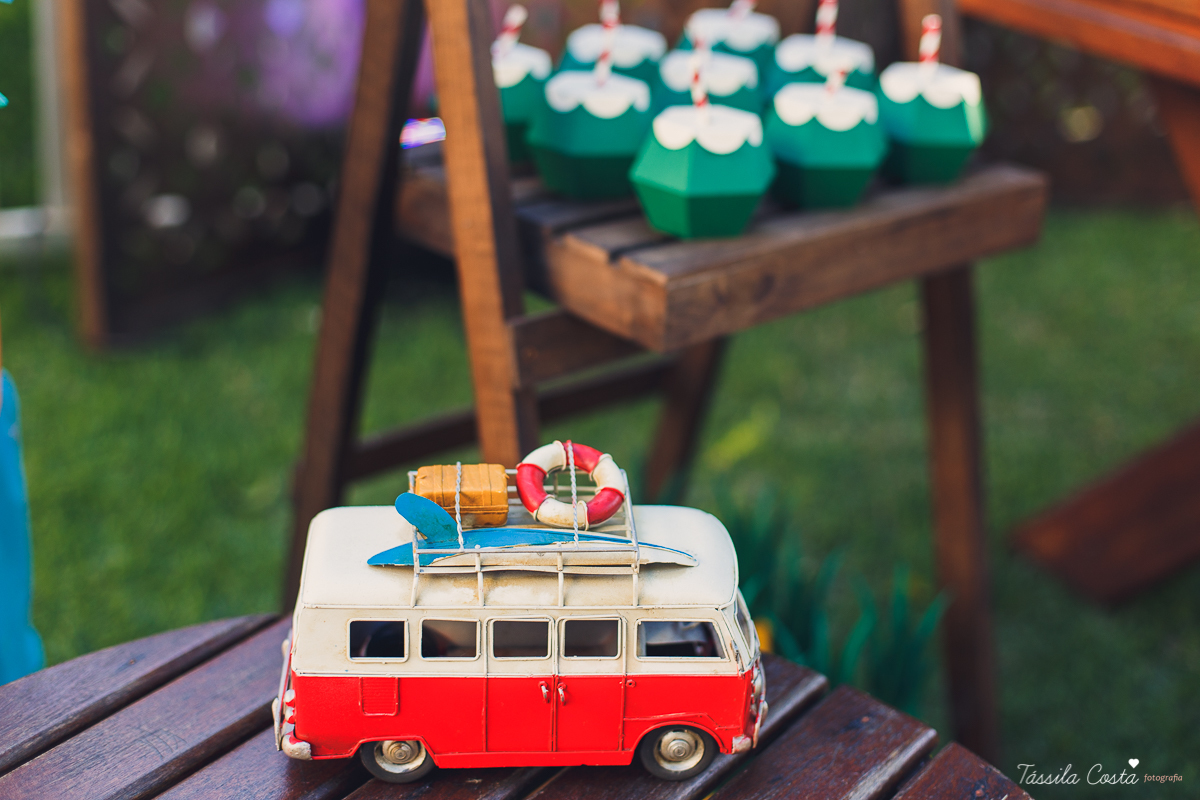 festa de aniversário tema Praia, festa de aniversário em Ponta da Fruta, Vila Velha ES, aniversário no quintal de casa, festa de menino, filho único, look lindo para aniversário durante o dia, aniversariante com look Zara, Shopping Vila Velha, tema Praia