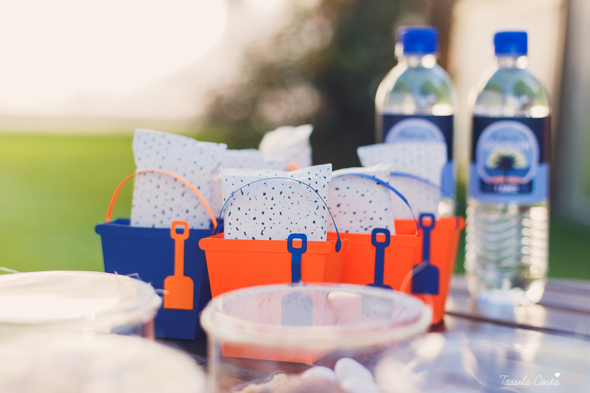 festa de aniversário tema Praia, festa de aniversário em Ponta da Fruta, Vila Velha ES, aniversário no quintal de casa, festa de menino, filho único, look lindo para aniversário durante o dia, aniversariante com look Zara, Shopping Vila Velha, tema Praia
