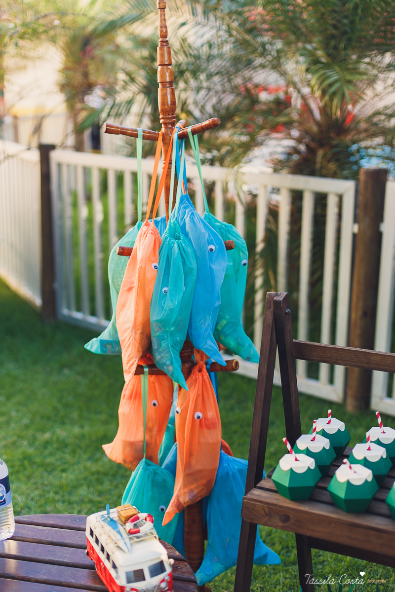 festa de aniversário tema Praia, festa de aniversário em Ponta da Fruta, Vila Velha ES, aniversário no quintal de casa, festa de menino, filho único, look lindo para aniversário durante o dia, aniversariante com look Zara, Shopping Vila Velha, tema Praia