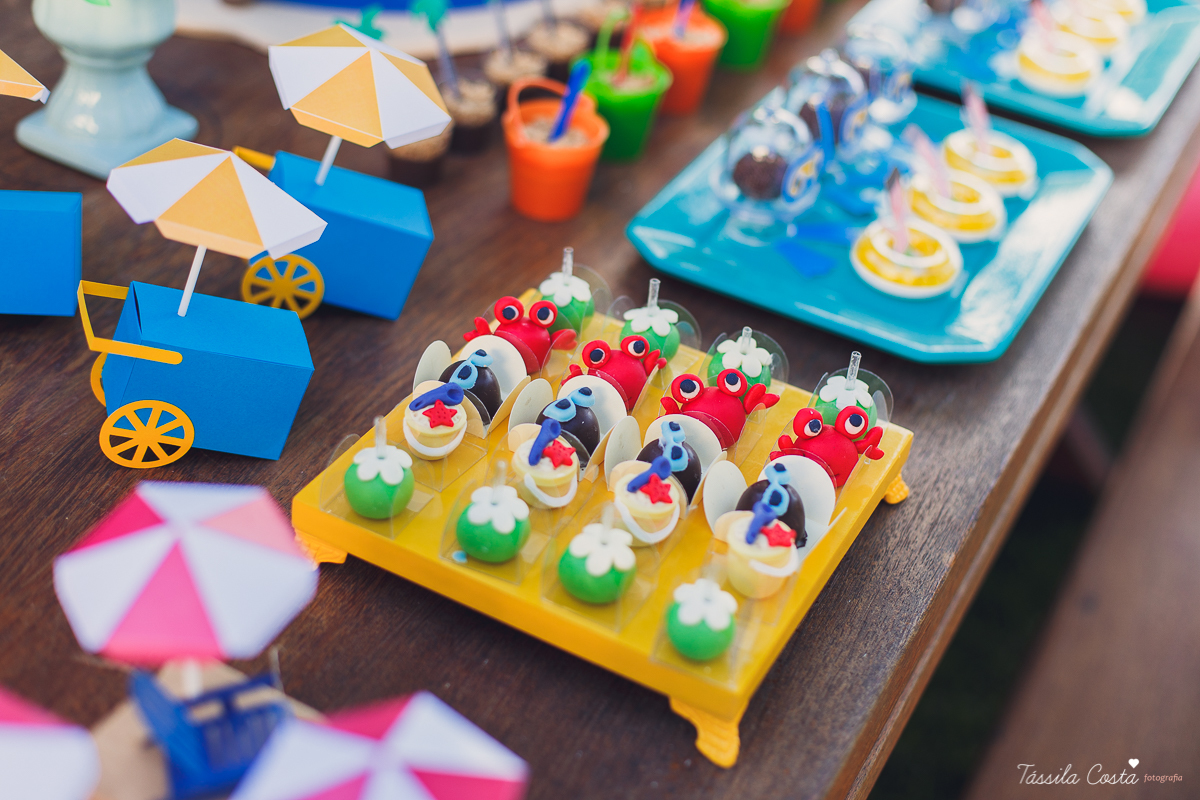 festa de aniversário tema Praia, festa de aniversário em Ponta da Fruta, Vila Velha ES, aniversário no quintal de casa, festa de menino, filho único, look lindo para aniversário durante o dia, aniversariante com look Zara, Shopping Vila Velha, tema Praia