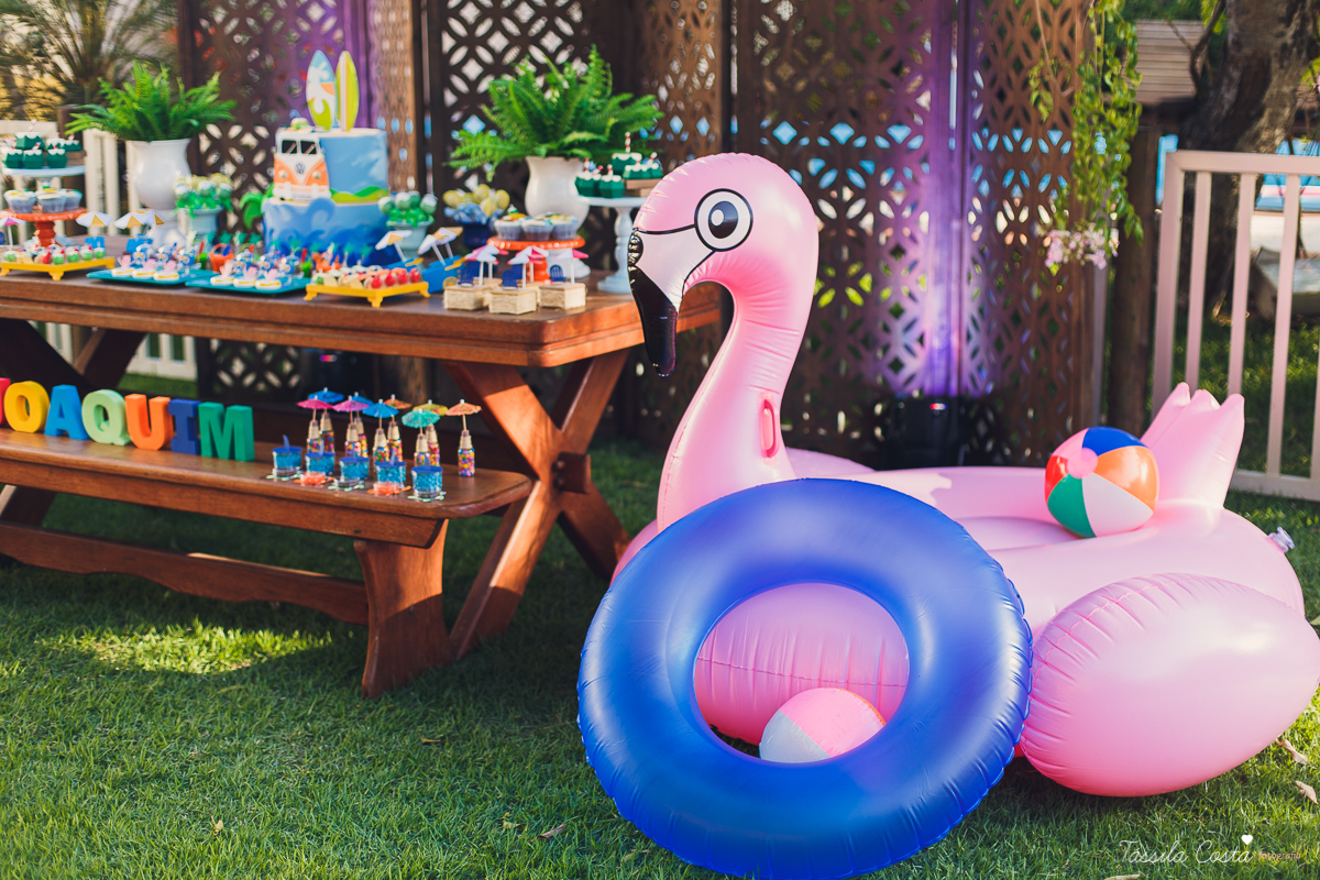 festa de aniversário tema Praia, festa de aniversário em Ponta da Fruta, Vila Velha ES, aniversário no quintal de casa, festa de menino, filho único, look lindo para aniversário durante o dia, aniversariante com look Zara, Shopping Vila Velha, tema Praia