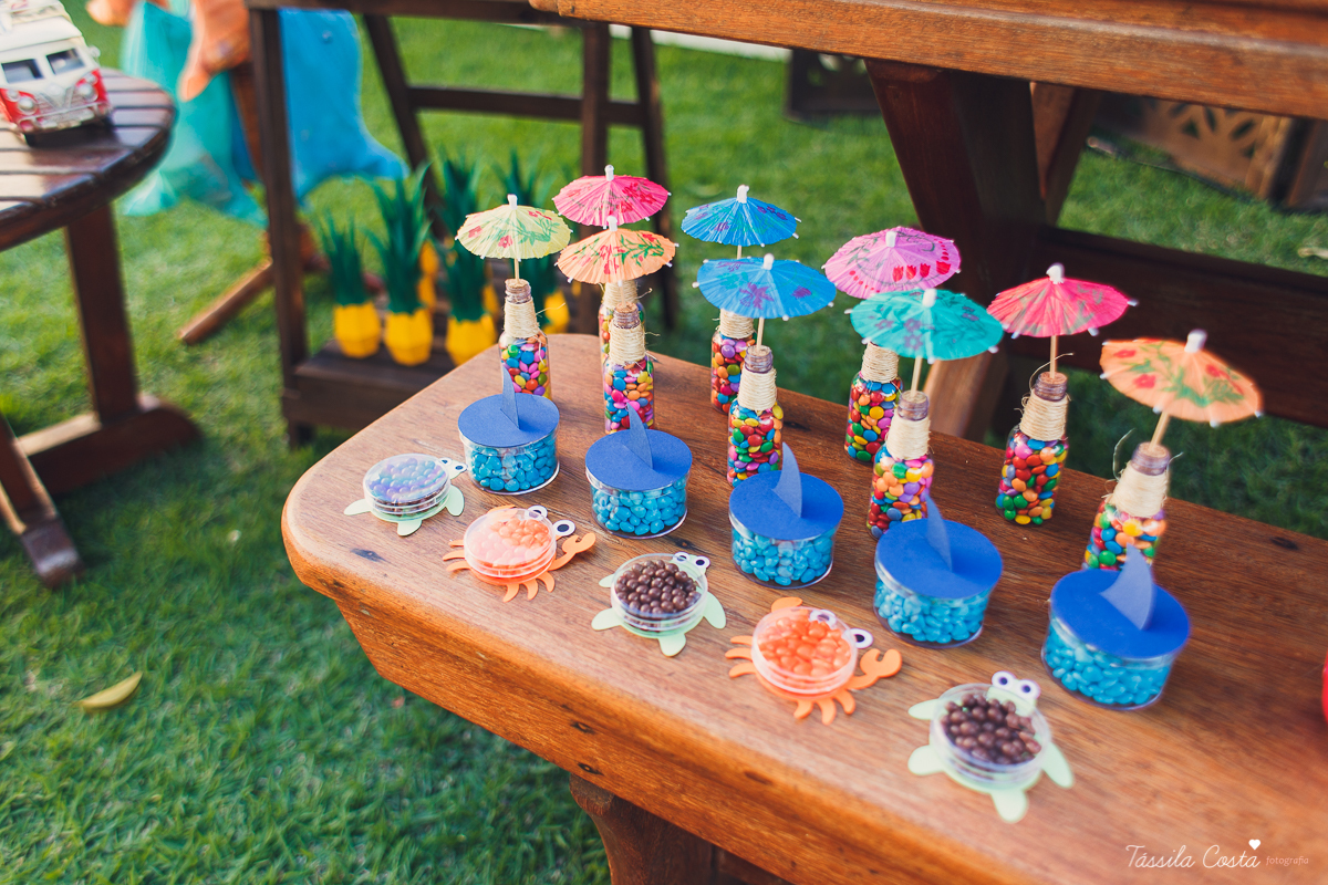 festa de aniversário tema Praia, festa de aniversário em Ponta da Fruta, Vila Velha ES, aniversário no quintal de casa, festa de menino, filho único, look lindo para aniversário durante o dia, aniversariante com look Zara, Shopping Vila Velha, tema Praia