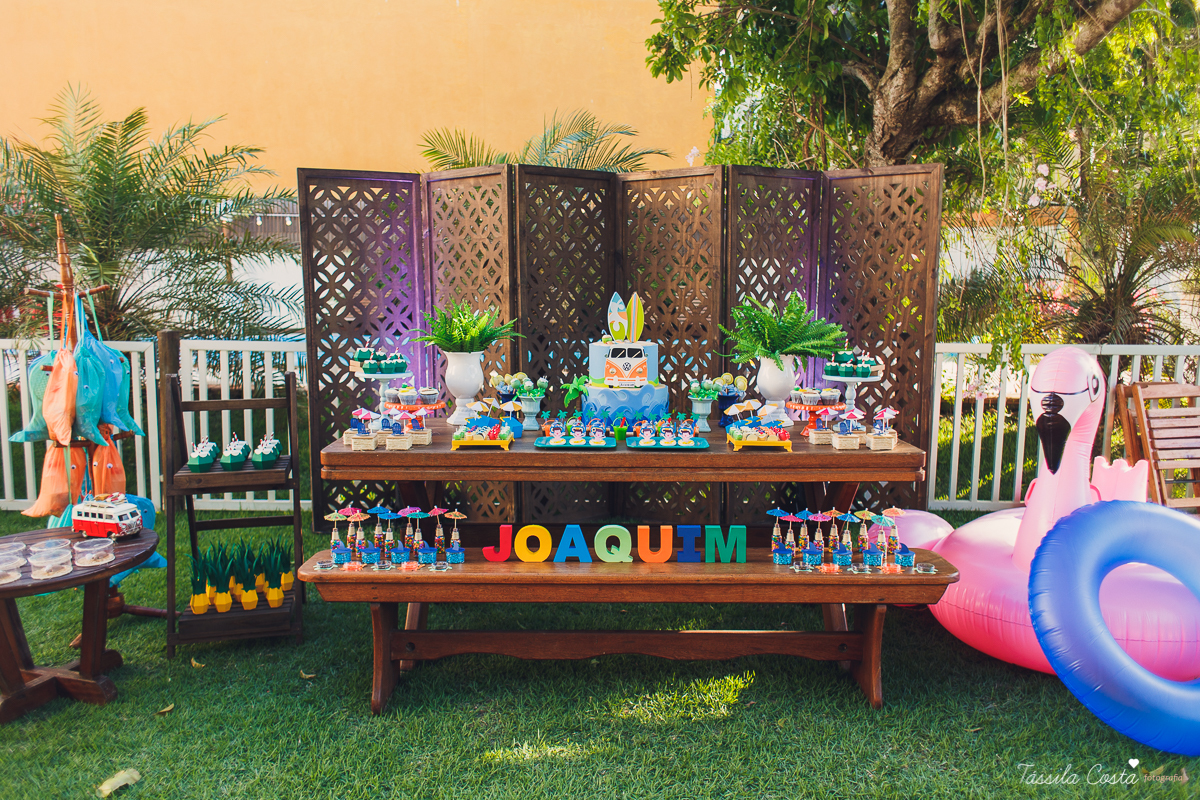 festa de aniversário tema Praia, festa de aniversário em Ponta da Fruta, Vila Velha ES, aniversário no quintal de casa, festa de menino, filho único, look lindo para aniversário durante o dia, aniversariante com look Zara, Shopping Vila Velha, tema Praia