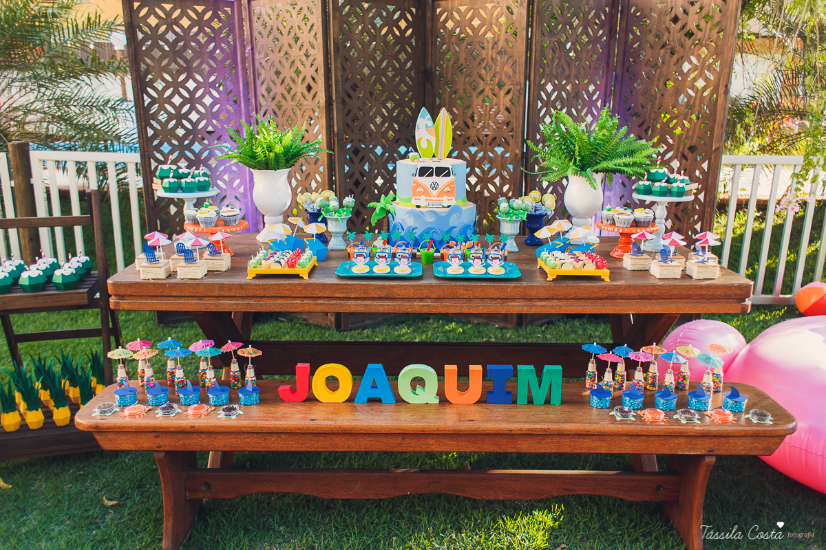 festa de aniversário tema Praia, festa de aniversário em Ponta da Fruta, Vila Velha ES, aniversário no quintal de casa, festa de menino, filho único, look lindo para aniversário durante o dia, aniversariante com look Zara, Shopping Vila Velha, tema Praia