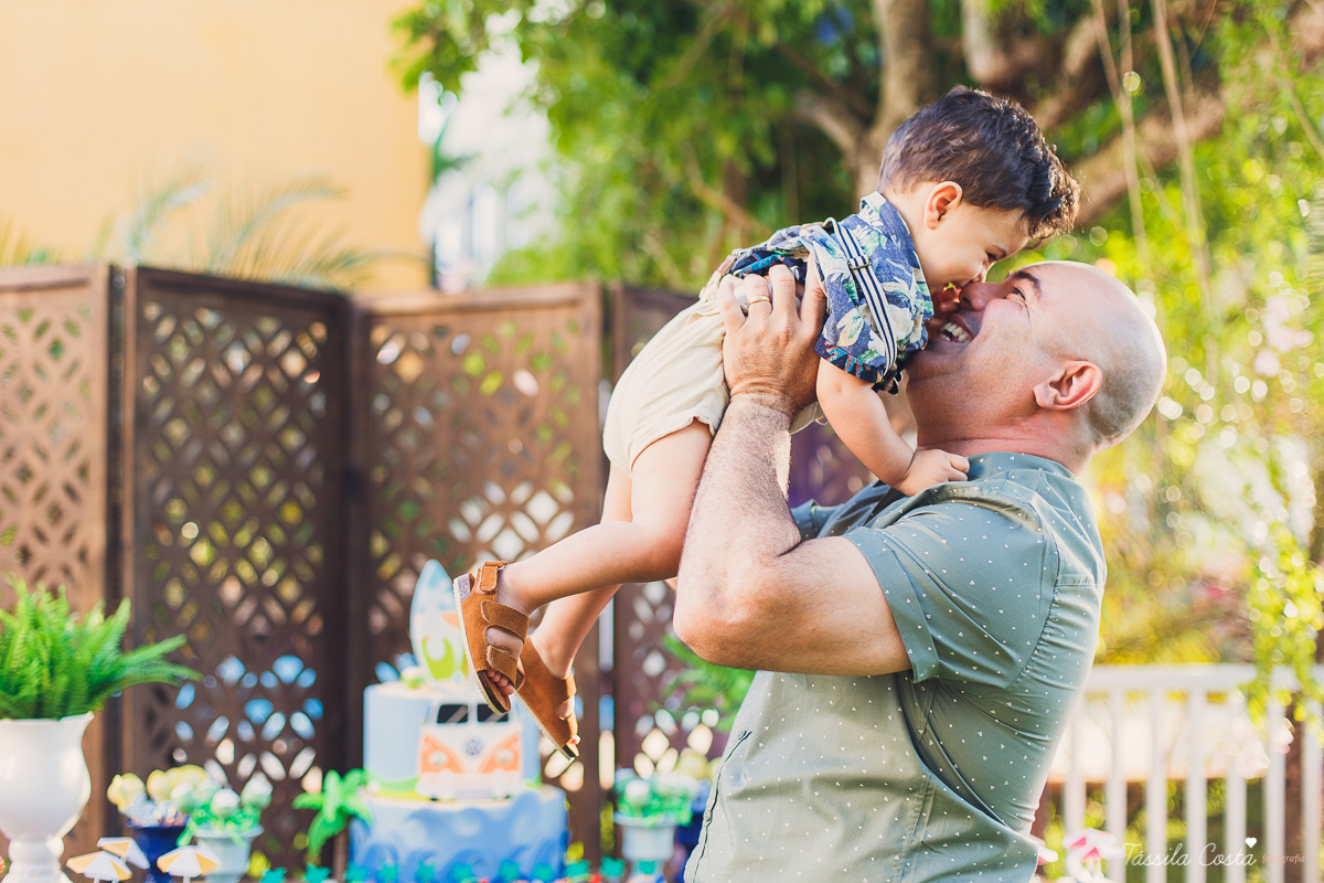 festa de aniversário tema Praia, festa de aniversário em Ponta da Fruta, Vila Velha ES, aniversário no quintal de casa, festa de menino, filho único, look lindo para aniversário durante o dia, aniversariante com look Zara, Shopping Vila Velha, tema Praia