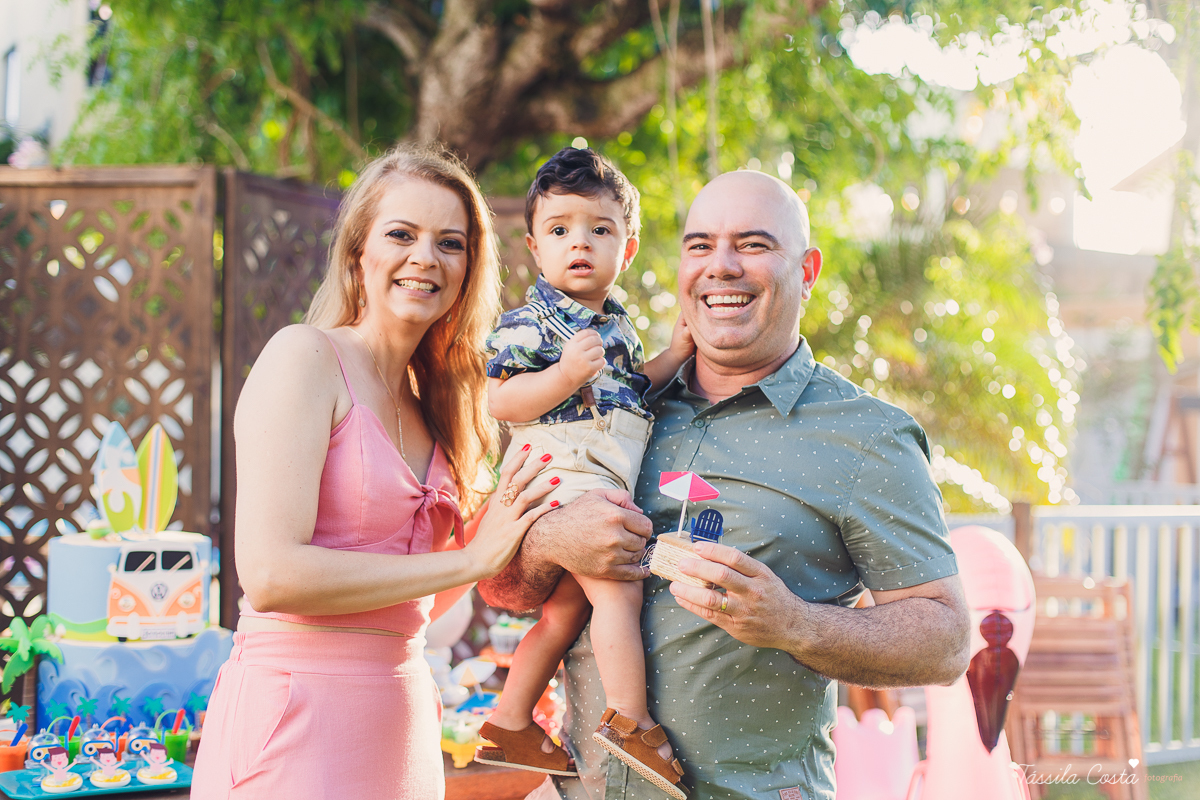 festa de aniversário tema Praia, festa de aniversário em Ponta da Fruta, Vila Velha ES, aniversário no quintal de casa, festa de menino, filho único, look lindo para aniversário durante o dia, aniversariante com look Zara, Shopping Vila Velha, tema Praia