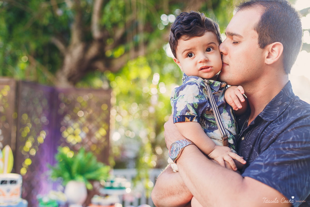 festa de aniversário tema Praia, festa de aniversário em Ponta da Fruta, Vila Velha ES, aniversário no quintal de casa, festa de menino, filho único, look lindo para aniversário durante o dia, aniversariante com look Zara, Shopping Vila Velha, tema Praia