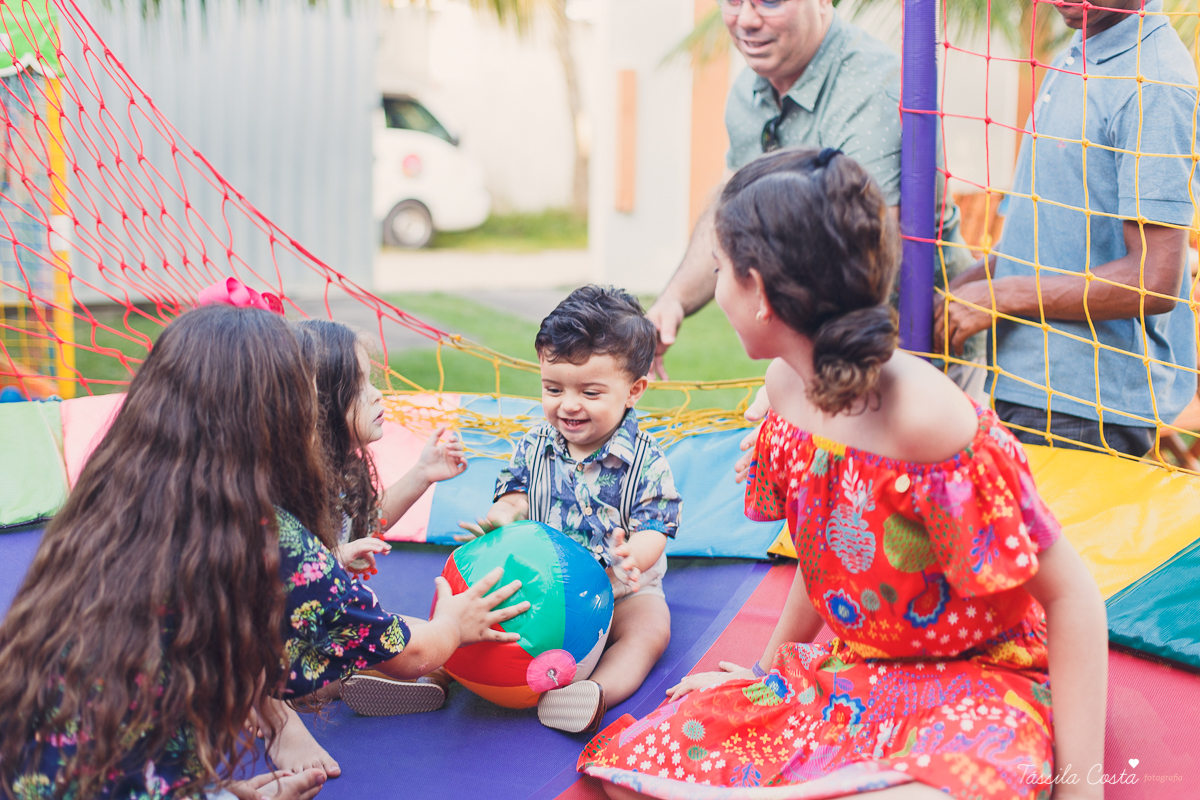 festa de aniversário tema Praia, festa de aniversário em Ponta da Fruta, Vila Velha ES, aniversário no quintal de casa, festa de menino, filho único, look lindo para aniversário durante o dia, aniversariante com look Zara, Shopping Vila Velha, tema Praia