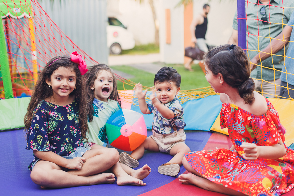 festa de aniversário tema Praia, festa de aniversário em Ponta da Fruta, Vila Velha ES, aniversário no quintal de casa, festa de menino, filho único, look lindo para aniversário durante o dia, aniversariante com look Zara, Shopping Vila Velha, tema Praia