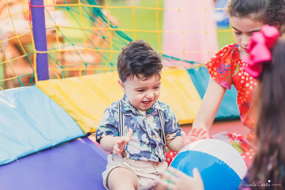 festa de aniversário tema Praia, festa de aniversário em Ponta da Fruta, Vila Velha ES, aniversário no quintal de casa, festa de menino, filho único, look lindo para aniversário durante o dia, aniversariante com look Zara, Shopping Vila Velha, tema Praia