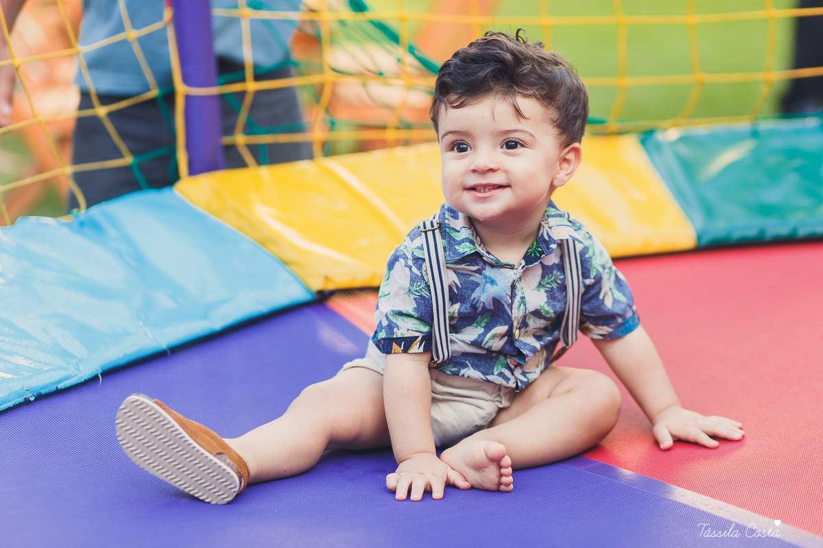 festa de aniversário tema Praia, festa de aniversário em Ponta da Fruta, Vila Velha ES, aniversário no quintal de casa, festa de menino, filho único, look lindo para aniversário durante o dia, aniversariante com look Zara, Shopping Vila Velhfa, tema Praia
