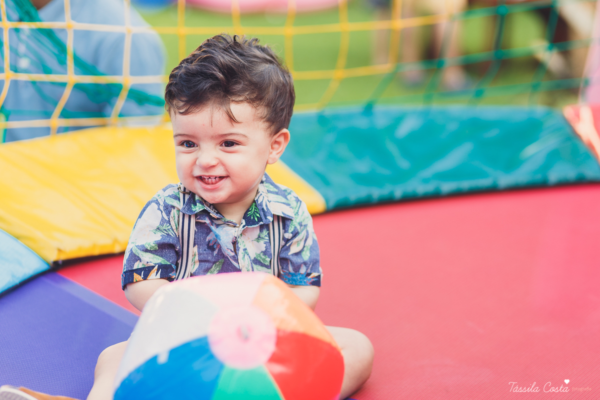 festa de aniversário tema Praia, festa de aniversário em Ponta da Fruta, Vila Velha ES, aniversário no quintal de casa, festa de menino, filho único, look lindo para aniversário durante o dia, aniversariante com look Zara, Shopping Vila Velha, tema Praia